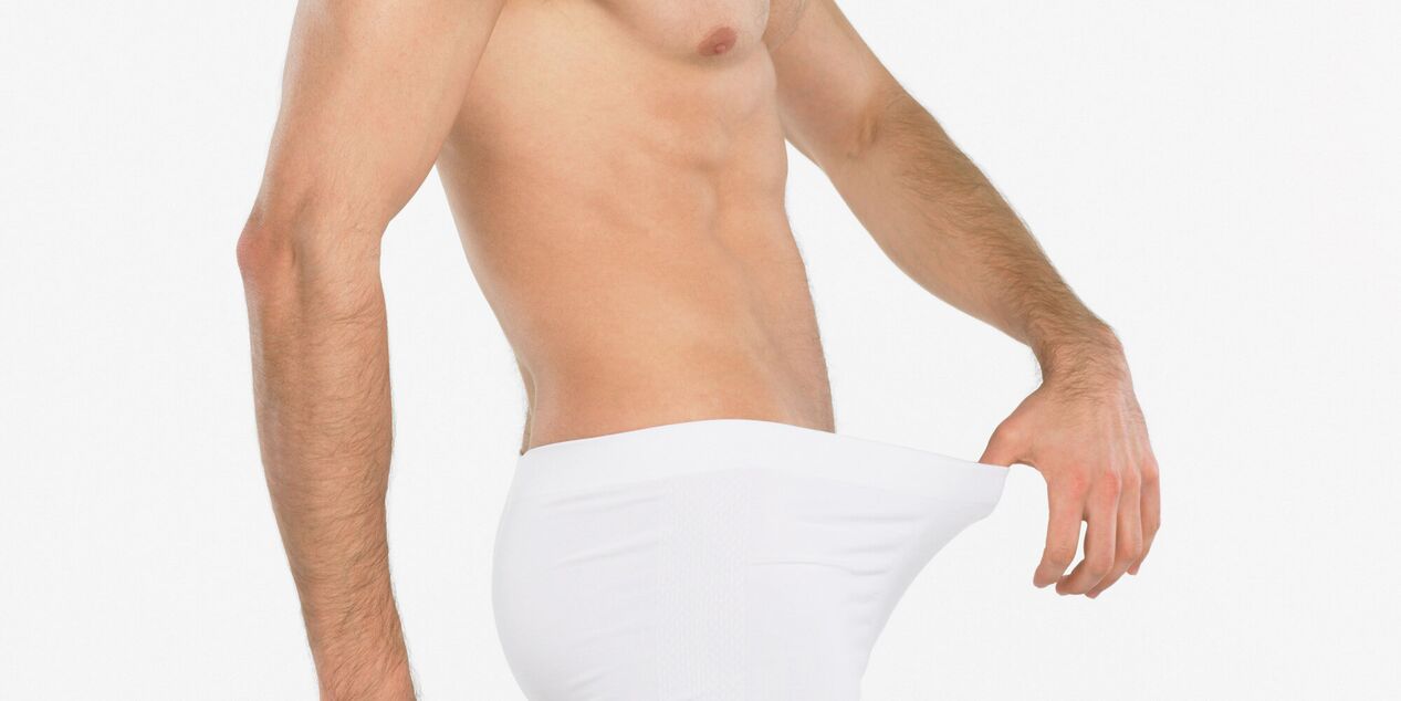 Un homme pense à une augmentation du pénis avec massage